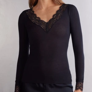 Intimissimi tröja - Intressekoll på denna populära och jättefina tröja från intimissimi, säljer då den inte kommer till användning. Storlek S, använd men inga defekter. 