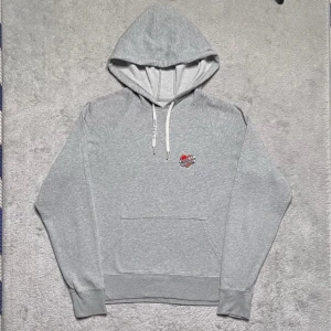  Zadig Voltaire hoodie  - Säljer denna skit snygga gråa Zadig&Voltaire hoodie. Bra skick, inga defekter hör av er vid eventuella frågor 