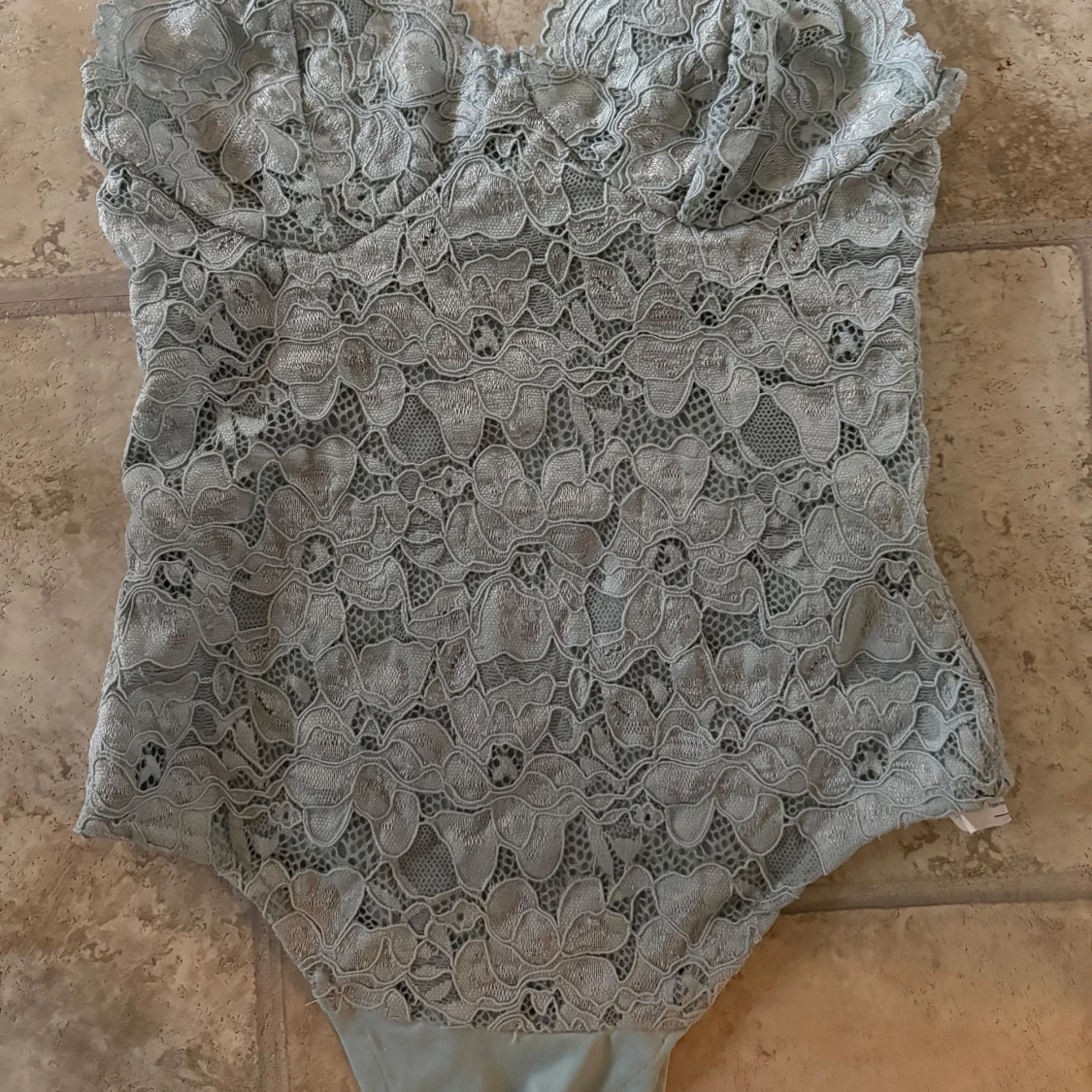 Ljusblå spetsbody med blommönster - 1