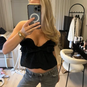 Svart broderad topp - Säljer en svart broderad topp som tyvärr är för liten för mig. Kan användas både med band och utan. Väldigt fint skick!