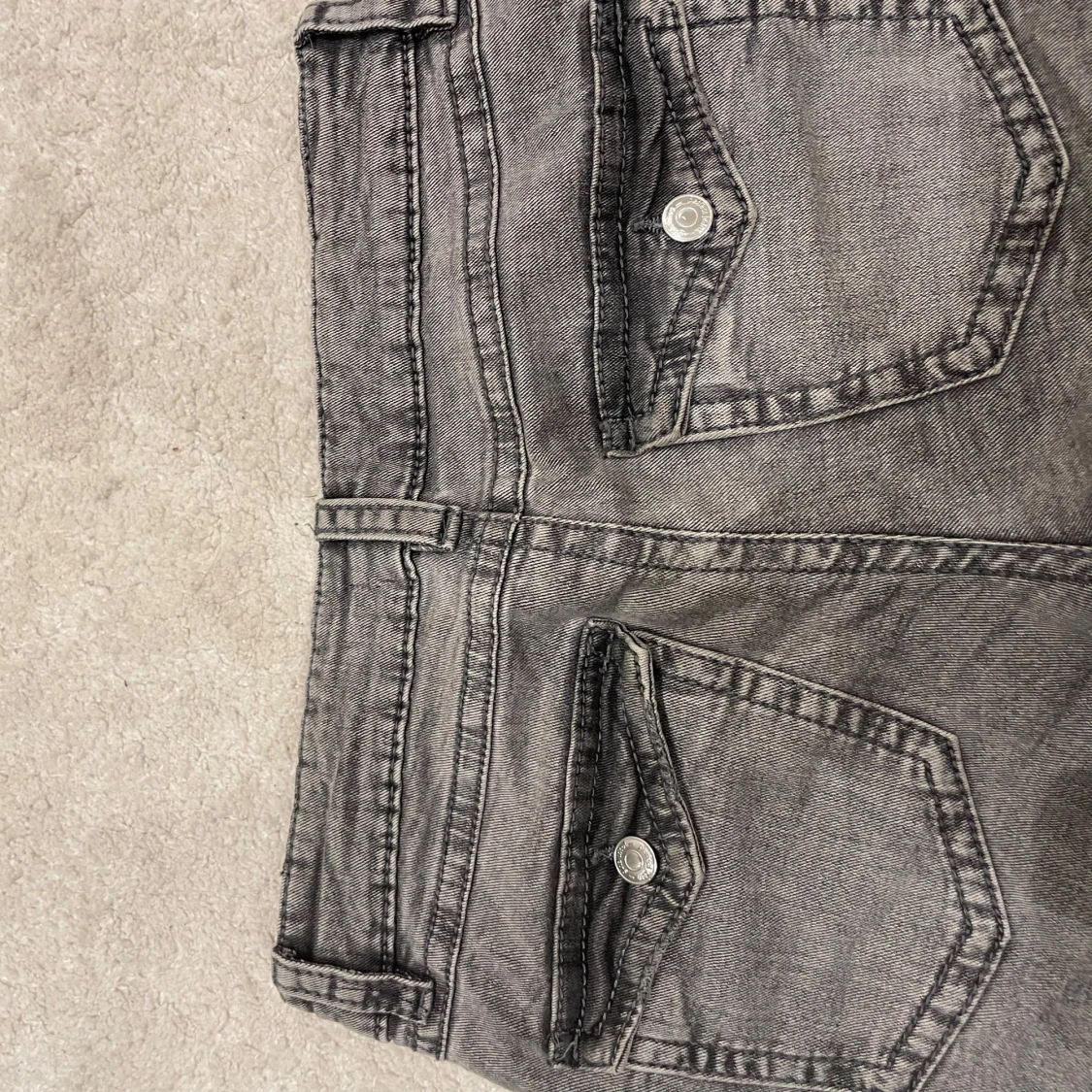 Grå bootcut jeans   - 1