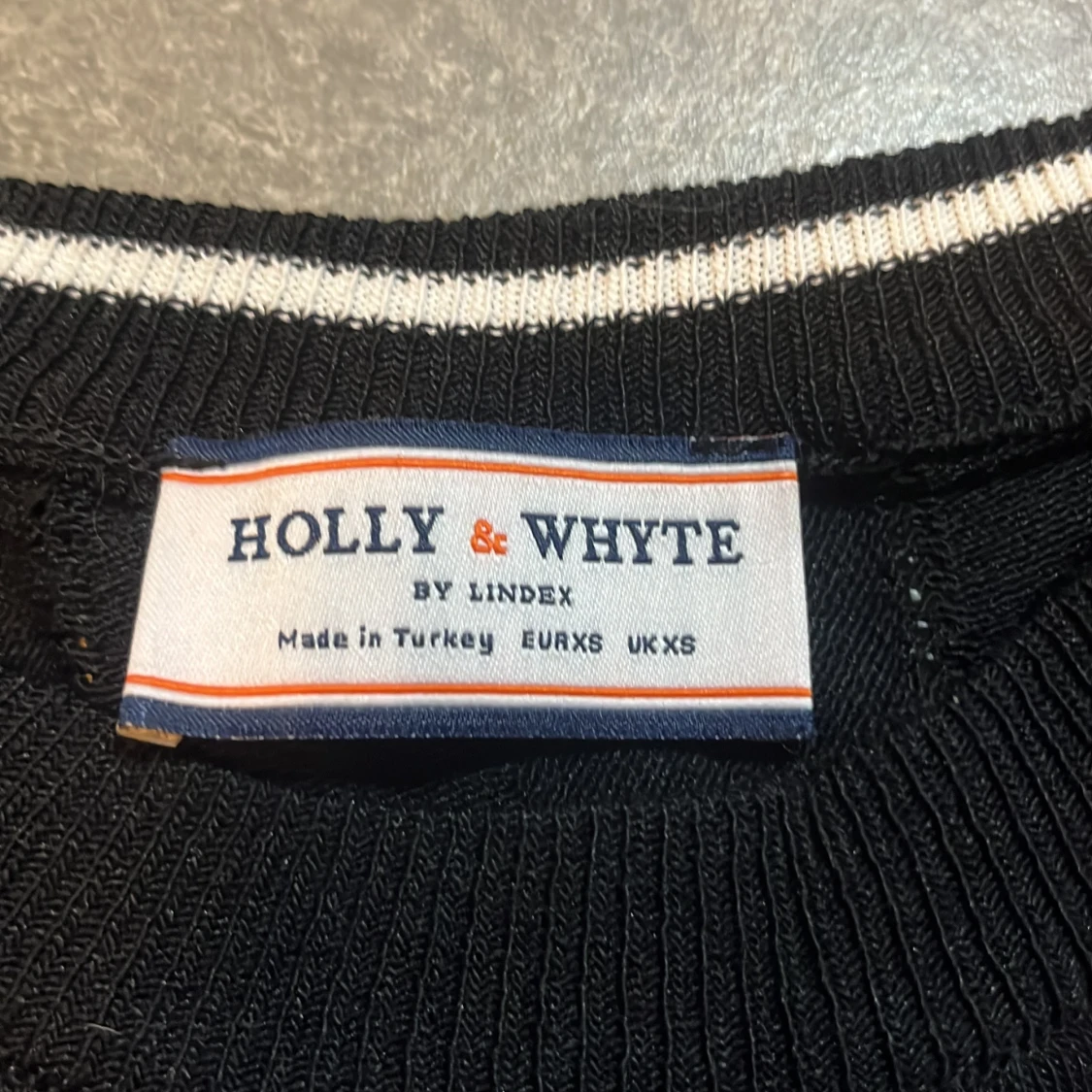 Svart stickad topp från Holly & Whyte - 2