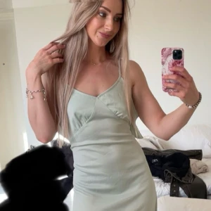 Fin långklänning med smala axelband - Superfin ljusgrön/turkos lång klänning med tunna axelband, perfekt till examen/bal eller liknande. Från NA-KD💕