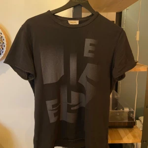 Svart Diesel T-shirt  - Bra skick. Skulle säga att den passar M/L, är 184 85kg och är lite liten för mig. 