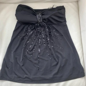 Svart tubtopp med paljettdetaljer - Storlek Small