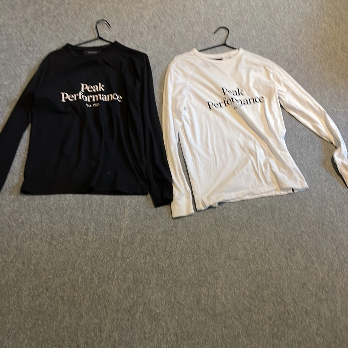 Svart och vit långärmad tröja från Peak Performance