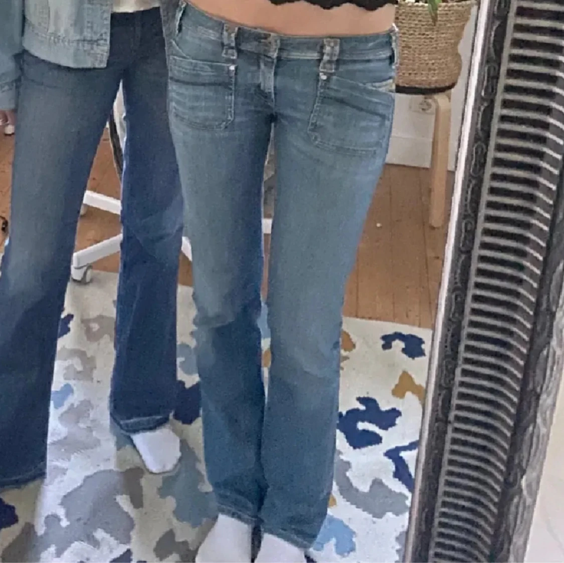 Blå bootcut jeans med dragkedjedetaljer - 2