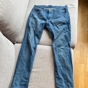 Levi's 510 blå jeansbyxor W31 L32 - Säljer ett par klassiska blå Levi's 510 jeans med smal passform. Byxorna har fem fickor, dragkedja och knapp i midjan. Perfekta för dig som gillar en skinny stil. Storlek W31 L32.