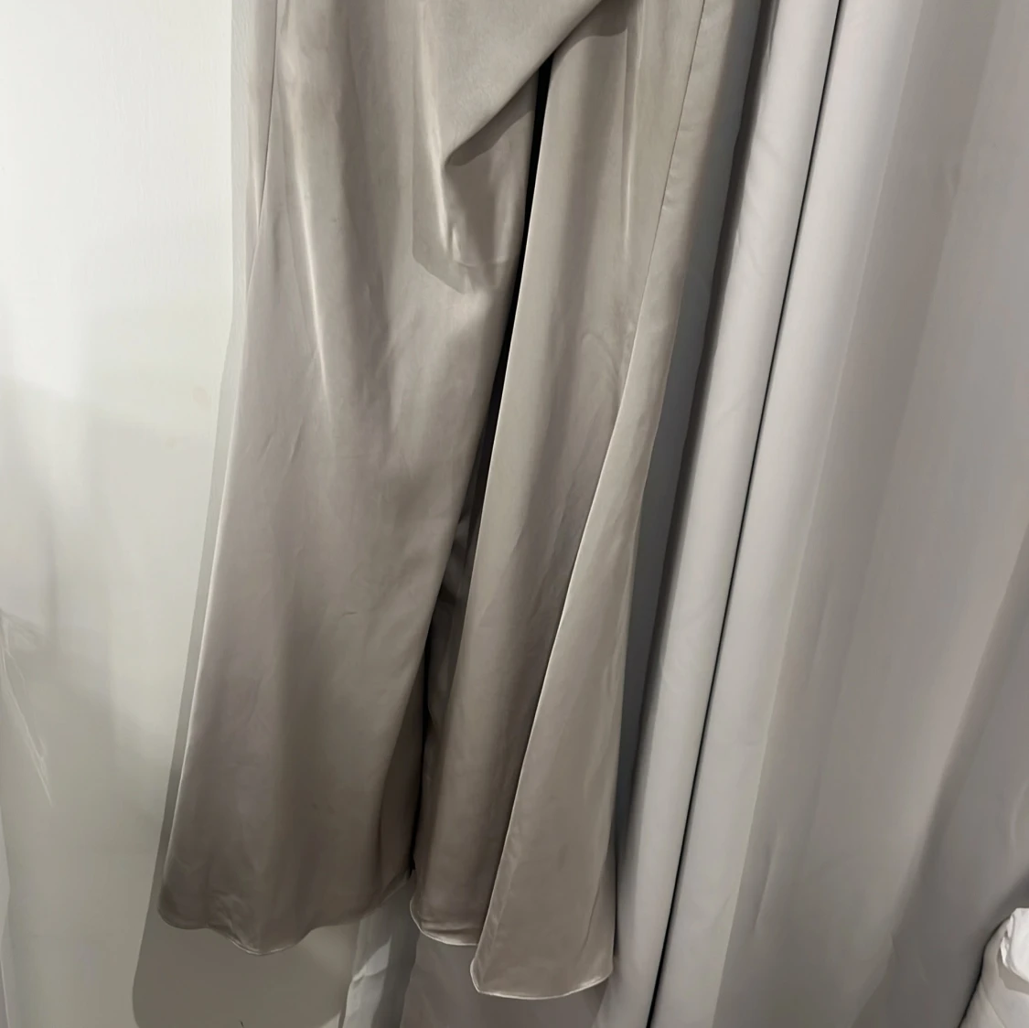 Ljusgrå långklänning från ASOS Edition - 1