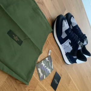 Valentino rockrunners - Hej| säljer nu mina feta valentino rockrunners som är i tvär bra skick 9/10| Perfekt inför sommaren och jävligt snygga| 