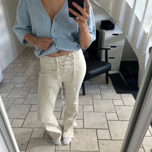 Jeans med snörning/knytning - Super snygga bootcut jeans men snörning/knytning!  Säljer pga att de va för långa för mig 🌸🌸🌸💕💕