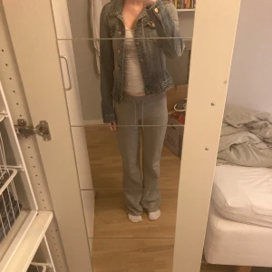 Klassisk blå jeansjacka - Säljer en klassisk blå jeansjacka med knappar framtill och två sidofickor. Jackan har en tidlös design och är lätt att matcha till olika outfits. Perfekt för dig som vill ha en enkel och snygg jacka i garderoben.