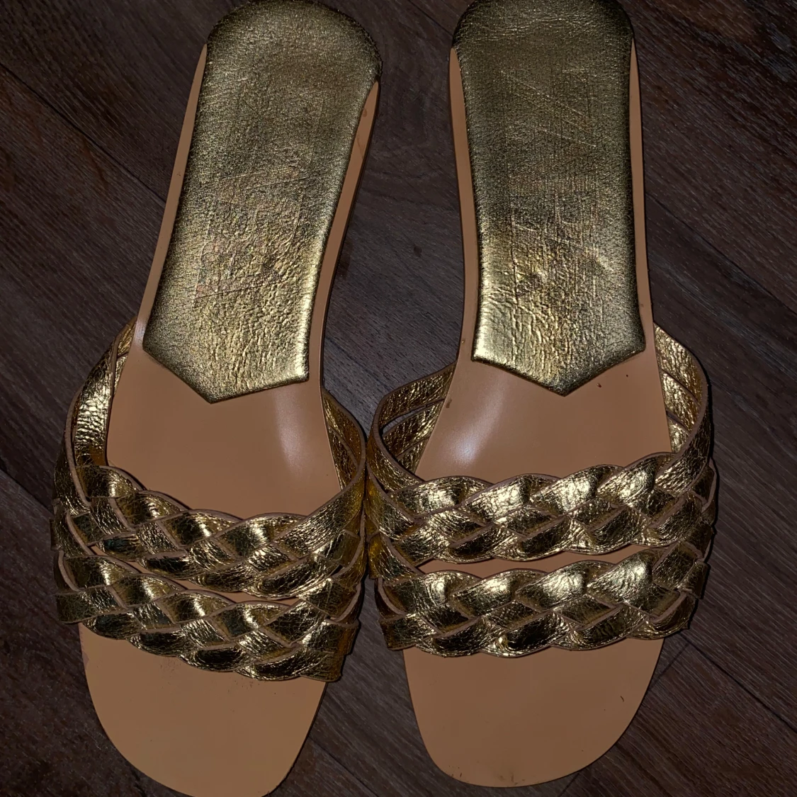 Guldiga flätade sandaler från Zara - 1