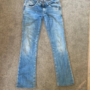  Utsvängda lågmidjade Replay jeans - Supperrrr snygga lågmidjade Replay jeans som tyvärr inte passar mig! Midjemåttet är ungefär 37cm och innerbenslängden är 71cm💕  