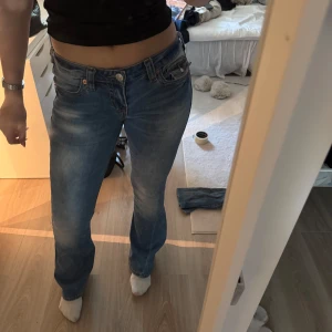 Blå bootcut jeans från True Religion - Säljer skitsnygga jeans från true religion! Jättefin passform och passar till allt men kommer ej till användning för mig💘strl w27 men passar w26/w28 nypris 1600kr💘 skicka prisförslag! kontakta mig om ni är intresserade av köp!