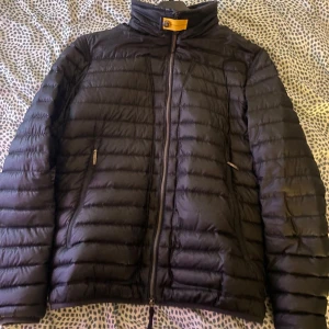 Svart parajumpers  - Mycket fin jacka, bra förvarad. Storlek S 
