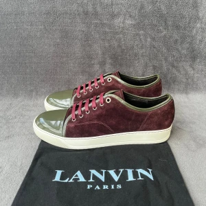 Lanvin DBB1 Cap Toe | 44 - Storlek: UK10 - EU 44 (passar EU45)  Skick: Mycket fint skick. Tillbehör: Dustbag Färg: Vinröd