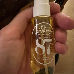 Sol de Janeiro Cheirosa 87 Perfume Mist 30 ml - En fräsch och tropisk doftmist från Sol de Janeiro, Cheirosa 87. Flaskan är genomskinlig med vit spraykork och rymmer 30 ml. Perfekt att ta med i väskan för en snabb uppfräschning.ny oöppnad 
