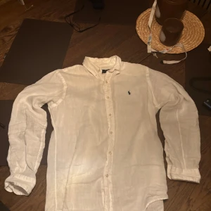 Vit linneskjorta från Polo Ralph Lauren - Ny pris 2000kr, knappt använd och perfekt för sommaren 