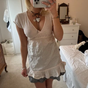 Kortärmad blus - Så fin rosa volangtopp i storlek S!! Rosa med silvrig tråd🪩🪩❤️‍🩹