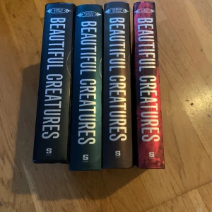 Beautiful Creatures (fyra böcker) - Fånga magin med hela Beautiful Creatures-serien! Fyra böcker med snygga omslag, perfekt för dig som gillar spänning, mystik och övernaturliga berättelser. Passar unga vuxna som vill försvinna in i en annan värld.