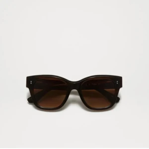  CHIMI 07 - Stilrena bruna solglasögon från CHIMI. Solglasögon är i en gammal 07 modell, dem är knappt använda så dem är i väldigt gott skick och inga tecken på användning! Boxen och duk följer med, möts gärna upp i Stockholm vid snabb affär🤎 