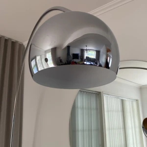 Lampa  - En sliver och snygg lampa från mio, köp några år sedan. Är i god skick och lampan ingår . 