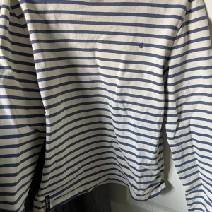Randig långärmad tröja från Morris - Säljer en klassisk långärmad tröja från Morris i vitt och marinblått med smala ränder.  Perfekt till sommaren, skick 10/10 och knappast använd, kostar runt 1000kr men säljer endast för 299kr 