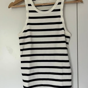 Randigt linne  - Randigt linne från Gina Tricot i storlek M. Använt någon gång. Säljer då jag inte använder det längre. Tyget kan liknas med deras soft touch kollektion. Pris är diskuterbart  Hör av dig vid frågor