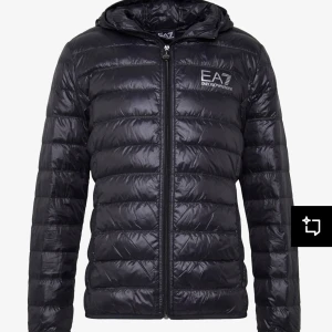 Svart pufferjacka från Emporio Armani EA7 - Svart glansig pufferjacka. Märket är Armani och är i väldigt bra skick. Använd ett par gånger. Jackan har inga defekter. Pris går att diskuteras. 
