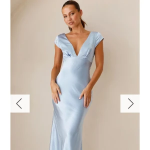 Ljusblå långklänning i satin med v-ringning - Jättefin ljusblå satinkläning som passar perfekt till bal. Har några småfläckar som går bort i kemtvätt och en liten tråd i nedre delen av baksidan av kläningen. Skickar snabbt❤️