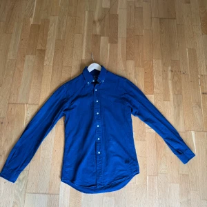 Polo Ralph Lauren skjorta  - Säljer nu min Polo Ralph Lauren skjorta då den är för liten! Det ät slim fit modell i Size S cond 8/10 vid fler frågor hör av dig🤝