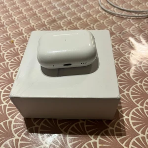 Trådlösa Hörlurar säljes - Säljer ett par trådlösa hörlurar i toppkvalitet. Hörlurarna är begagnade men i mycket fint skick och fungerar utan problem. De levereras komplett med original laddningsbox, flera öronoluppar för bästa passform samt laddare. Ljudet är klart med bra bas, perfekt för musik, samtal eller träning. Batteriet håller bra och laddningsboxen gör dem enkla att ta med överallt. Jag säljer hörlurarna eftersom jag inte behöver de längre.  Skriv gärna vid frågor, Kan sänkas lite vid snabb affär!  Mvh Anass