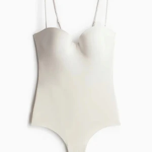 Vit body hm - Säljer en jätte fin body från hm, endast testad och är i strl 80b!💕 köp gärna via köp nu funktionen!💕 tveka ej på att ställa frågor!