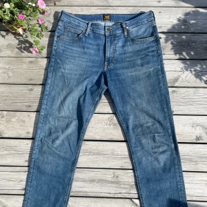 Lee Jeans West  - Tjena! Säljer ett par Lee Jeans i modellen West. Liten slitning fram på ena benet men i övrigt väldigt fint skick. Har du frågor eller funderingar är de bara att skriva👖✅