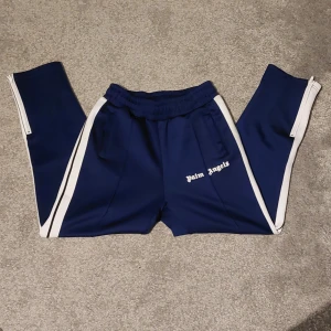 Marinblå Palm Angels byxor  - Säljer ett par marinblå Palm Angels byxor || Storlek S