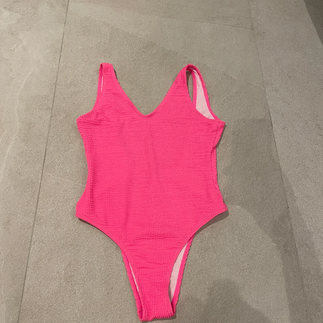 Rosa baddräkt med ribbad struktur från INSTINCT
