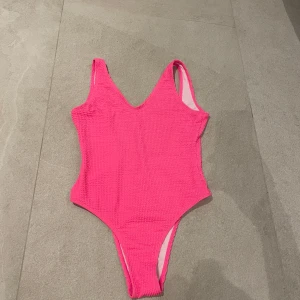 Rosa baddräkt med ribbad struktur från INSTINCT - Säljer denna rosa ribbade baddräkt från INSTINCT i storlek S. den är använd endast en gång.