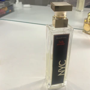 Elizabeth Arden 5th Avenue NYC parfym - En elegant parfymflaska från Elizabeth Arden, 5th Avenue NYC. 125ml, hälften är kvar.