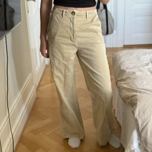 Beigea jeans från Zara - Säljer dessa jättefina beiga jeans från Zara i storlek 36 med mellanhög midja. Har inte använt dom så mycket och är i väldigt bra skick!