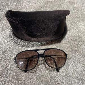 Tom Ford Solglasögon  - Hej! Säljer nu mina solglasögon från märket Tom Ford, bra skick, givetvis äkta. Tveka inte på att höra av dig om du har frågor eller funderingar kring brillorna! 