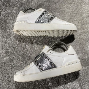 Valentino skor - Hej! Säljer nu mina skor från märket Valentino, storlek 38 bra skick, givetvis äkta. Tveka inte på att höra av dig om du har frågor eller funderingar kring skorna! 