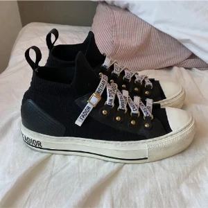 Dior sneakers - Säljer nu mina walk n dior skor!! Storlek 35, men skulle säga att de passar 36. Nypris ligger på ca 11 000kr. Justerbara band och superlätta att dra på❤️‍🔥❤️‍🔥🙌🏼🤠