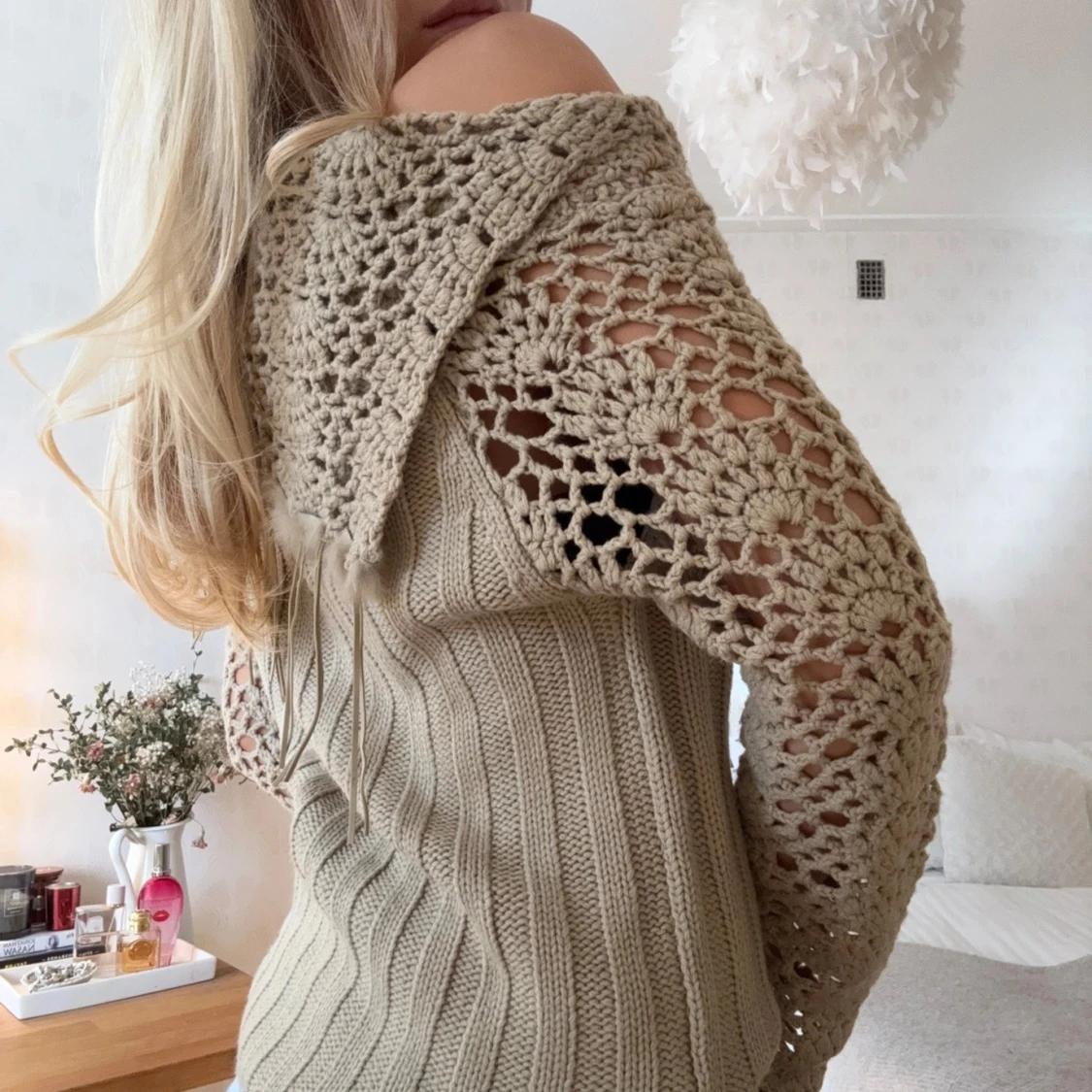 One shoulder stickad tröja - 1