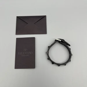 Valentino Rockstud Armand -  • Armbandet är endast provat och i nyskick  • Storlek: Justerbart   • Färg: Svart läder & silverfärgade nitar  • Nypris i butik: 3085SEK  • Valentino kort medföljer vid köp