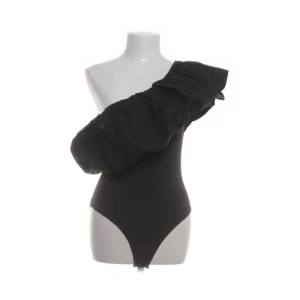 Svart body från H&M - Säljer en svart body från H&M. 