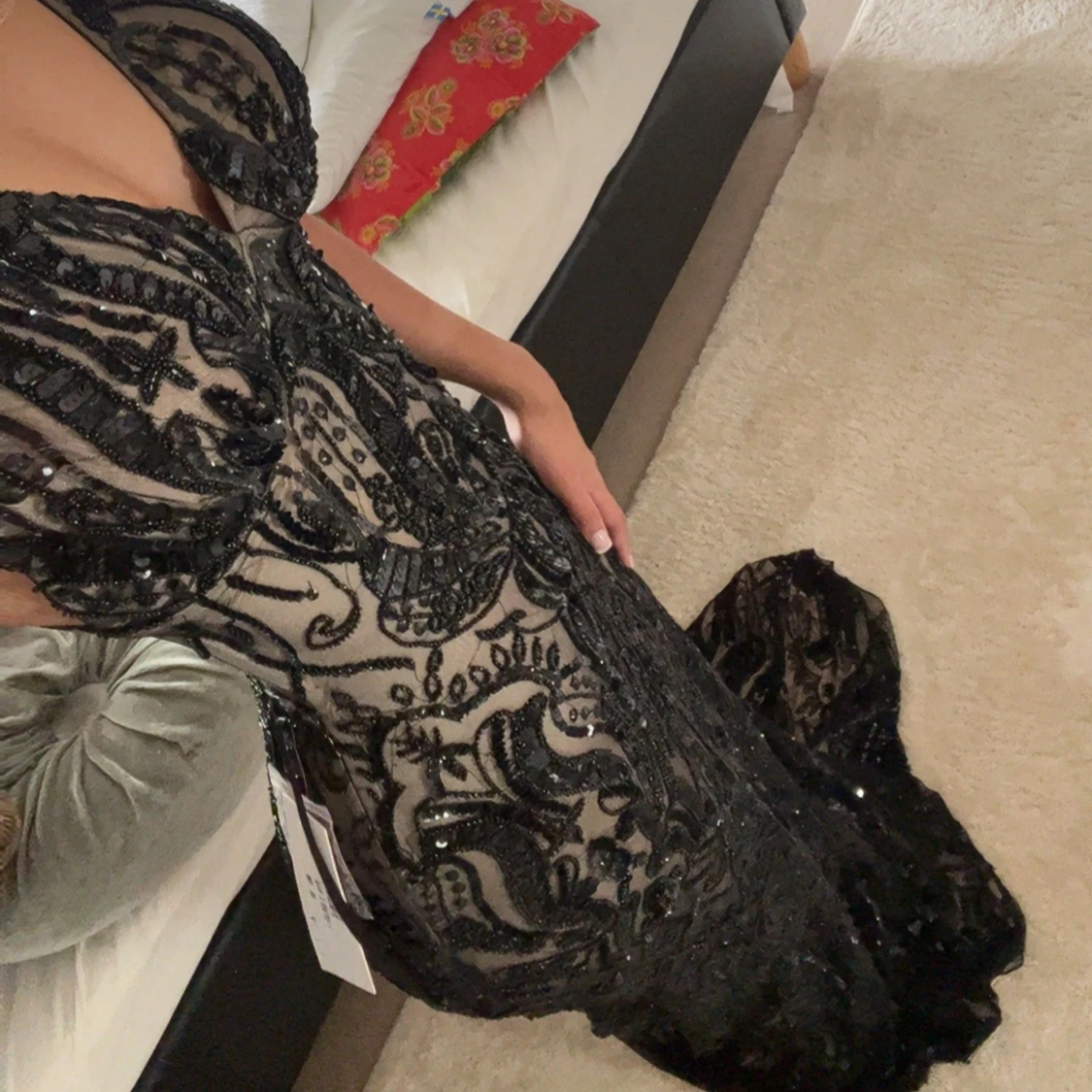 Svart långklänning med paljetter och öppen rygg - 1