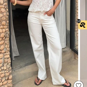 Vita jeans - Säljer vita low waist loose jeans från Nelly då de var för små för mig. Helt nya och oanvända med lappen kva, slutsålda på hemsidan, nypris 599☺️