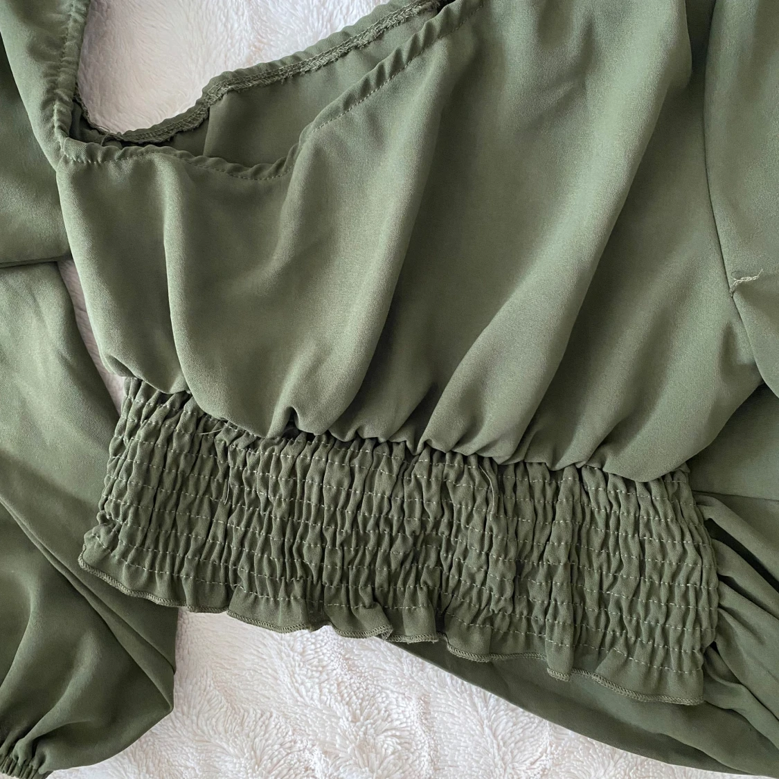 Olivgrön offshoulder topp från SHEIN - 1