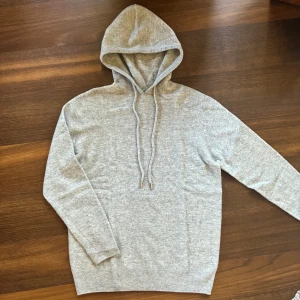 Kashmir/Merino hoodie - En ljusgrå Kashmir/merino hoodie i storlek XS! Använd 1 gång, därför toppskick på hoodien! Hör av dig vid fler bilder eller frågor!🌟